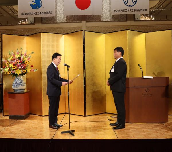 資材利用貢献者に対する表彰　　　　　　　受賞者代表 株式会社ワカマツ
