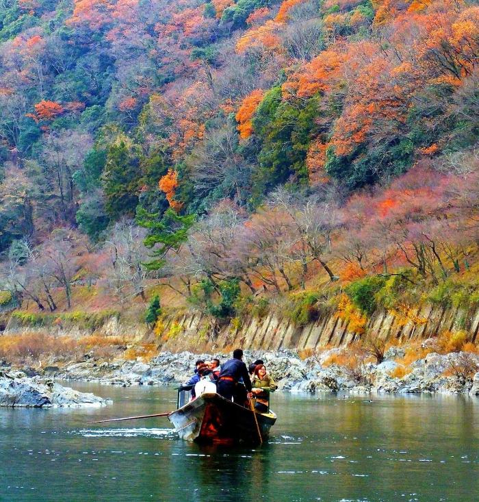 『秋の保津川 川下り』第４１回フォトコンテスト 最優秀賞　　　　　　　　　　　　　　　　　　　撮影:安井管工業㈱ 安井健氏